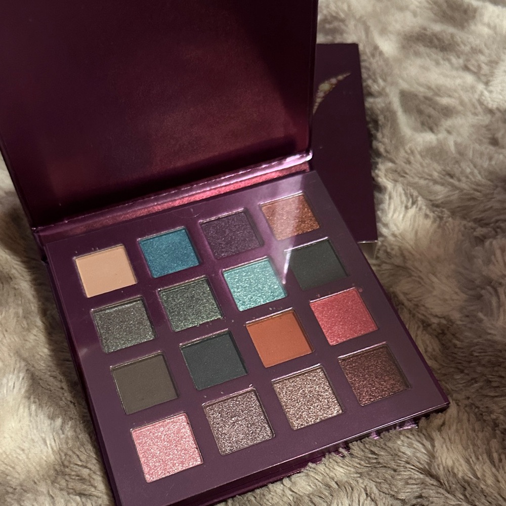 Be a Queen 16 Color Eyeshadow Palette - Purple - Picture 2 of 4